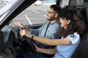 Read more about the article Jazdy doszkalające po latach przerwy – jak bezpiecznie wrócić za kółko i pokonać lęk przed jazdą?
